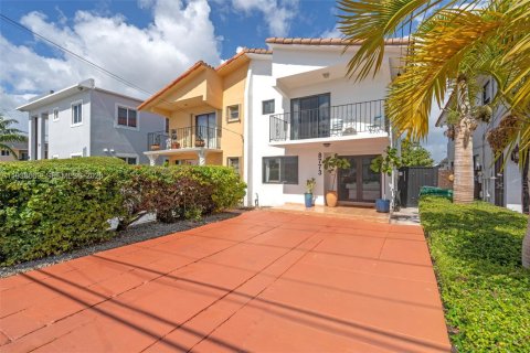 Touwnhouse à vendre à Miami, Floride: 3 chambres, 139.35 m2 № 1997862 - photo 2