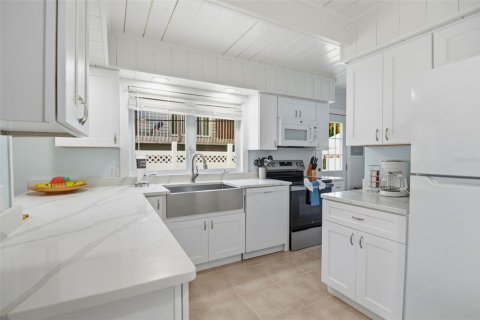 House in Bradenton Beach, Florida 5 bedrooms, 176.79 sq.m. № 2142970 - photo 10