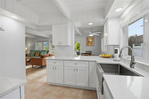 House in Bradenton Beach, Florida 5 bedrooms, 176.79 sq.m. № 2142970 - photo 11