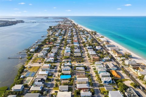 House in Bradenton Beach, Florida 5 bedrooms, 176.79 sq.m. № 2142970 - photo 3