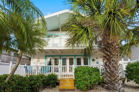 House in Bradenton Beach, Florida 5 bedrooms, 176.79 sq.m. № 2142970