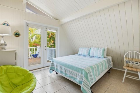 House in Bradenton Beach, Florida 5 bedrooms, 176.79 sq.m. № 2142970 - photo 15