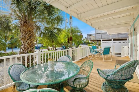House in Bradenton Beach, Florida 5 bedrooms, 176.79 sq.m. № 2142970 - photo 4