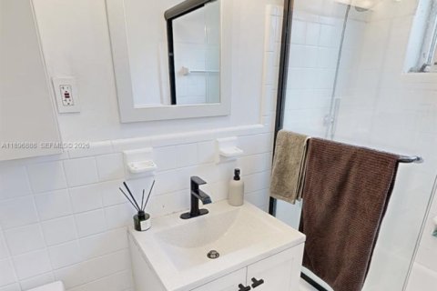 House in Miami, Florida 3 bedrooms, 130.16 sq.m. № 1948245 - photo 23