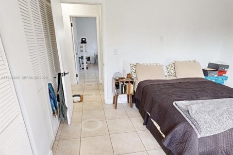 House in Miami, Florida 3 bedrooms, 130.16 sq.m. № 1948245 - photo 24