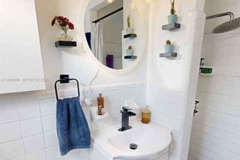 House in Miami, Florida 3 bedrooms, 130.16 sq.m. № 1948245 - photo 18