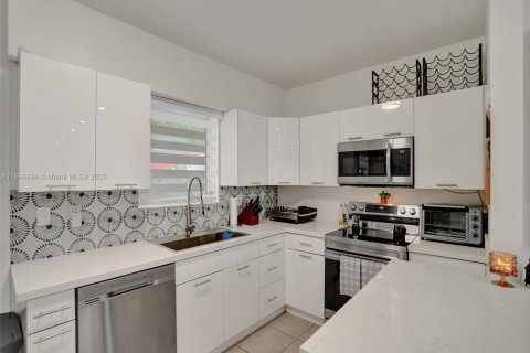 House in Miami, Florida 3 bedrooms, 130.16 sq.m. № 1948245 - photo 1