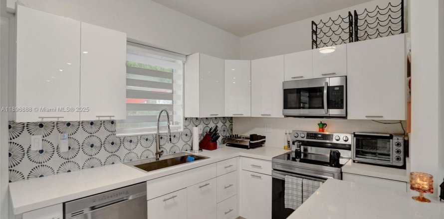 House in Miami, Florida 3 bedrooms, 130.16 sq.m. № 1948245