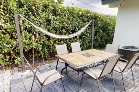 House in Miami, Florida 3 bedrooms, 130.16 sq.m. № 1948245 - photo 29