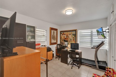 House in Miami, Florida 3 bedrooms, 130.16 sq.m. № 1948245 - photo 6