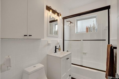 House in Miami, Florida 3 bedrooms, 130.16 sq.m. № 1948245 - photo 5