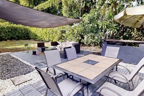 House in Miami, Florida 3 bedrooms, 130.16 sq.m. № 1948245 - photo 30