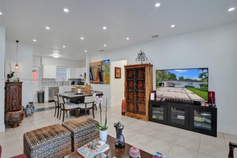 House in Miami, Florida 3 bedrooms, 130.16 sq.m. № 1948245 - photo 2