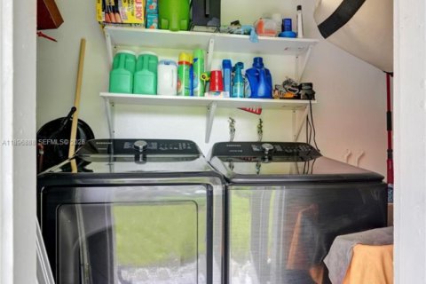 House in Miami, Florida 3 bedrooms, 130.16 sq.m. № 1948245 - photo 26