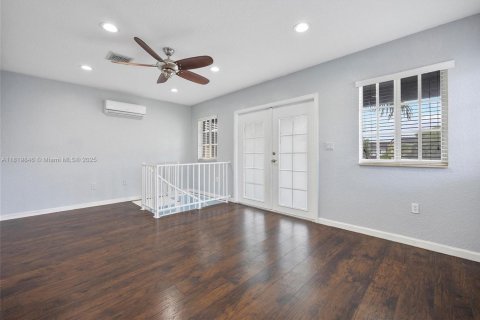 House in Homestead, Florida 6 bedrooms, 341.69 sq.m. № 1788360 - photo 21