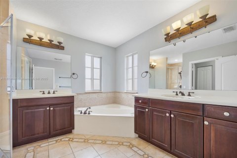 House in Homestead, Florida 6 bedrooms, 341.69 sq.m. № 1788360 - photo 29