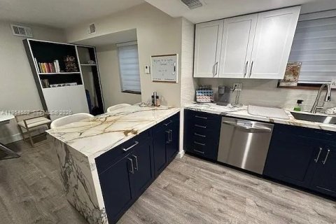 Снять в аренду таунхаус в Майами, Флорида 2 спальни, 142.14м2, № 2008392 - фото 4