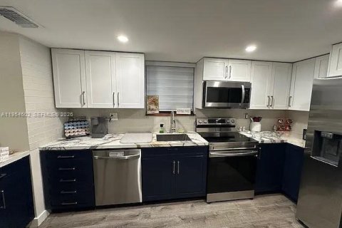 Снять в аренду таунхаус в Майами, Флорида 2 спальни, 142.14м2, № 2008392 - фото 3