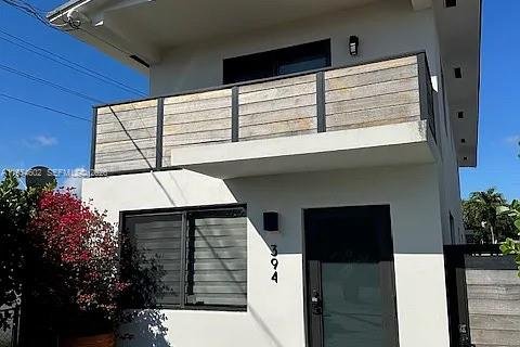 Снять в аренду таунхаус в Майами, Флорида 2 спальни, 142.14м2, № 2008392 - фото 2