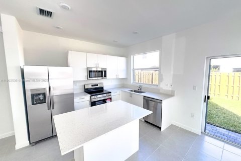 Снять в аренду таунхаус в Хомстед, Флорида 3 спальни, 123.37м2, № 1953916 - фото 3