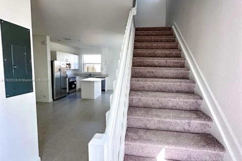 Снять в аренду таунхаус в Хомстед, Флорида 3 спальни, 123.37м2, № 1953916 - фото 6