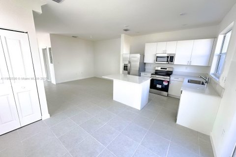 Снять в аренду таунхаус в Хомстед, Флорида 3 спальни, 123.37м2, № 1953916 - фото 4