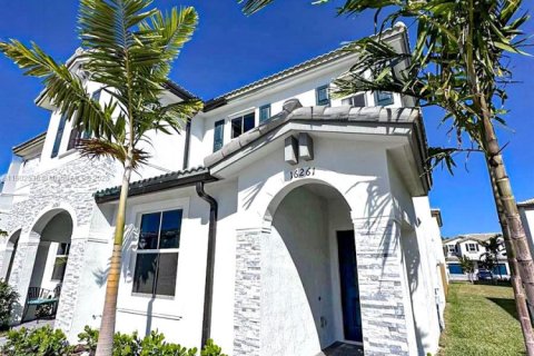 Снять в аренду таунхаус в Хомстед, Флорида 3 спальни, 123.37м2, № 1953916 - фото 2