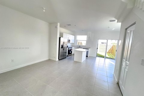 Снять в аренду таунхаус в Хомстед, Флорида 3 спальни, 123.37м2, № 1953916 - фото 5