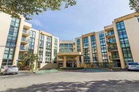 Copropriété à louer à Miami, Floride: 2 chambres, 83.43 m2 № 1941259 - photo 2
