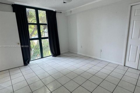 Condo in Miami, Florida, 2 bedrooms  № 1941259 - photo 5