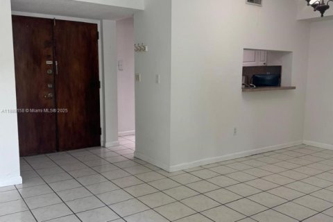 Condo in Miami, Florida, 2 bedrooms  № 1941259 - photo 11
