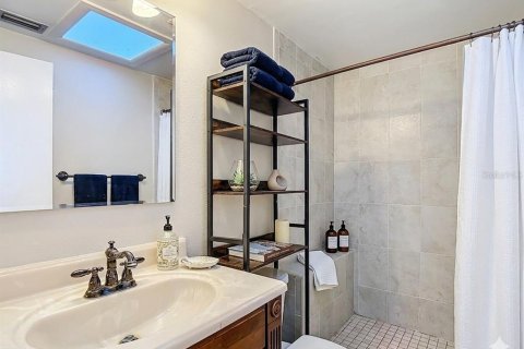 Casa en venta en Tampa, Florida, 4 dormitorios, 208.19 m2 № 2102047 - foto 13