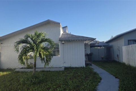 House in Miami, Florida 3 bedrooms, 133.31 sq.m. № 1953574 - photo 1