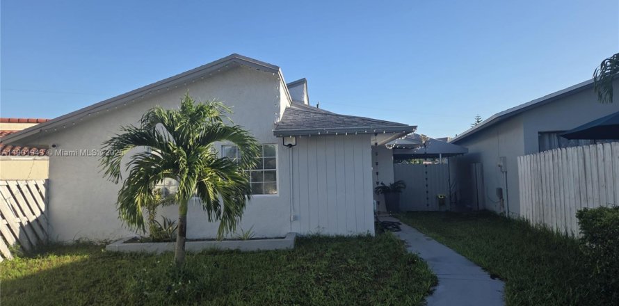 House in Miami, Florida 3 bedrooms, 133.31 sq.m. № 1953574