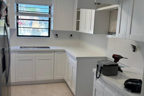 House in Miami, Florida 3 bedrooms, 133.31 sq.m. № 1953574 - photo 2