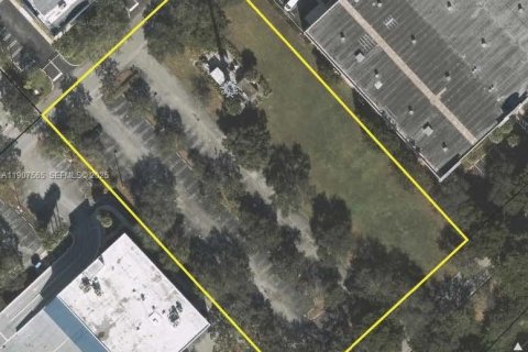 Commercial property in Miami Lakes, Florida № 2082065
