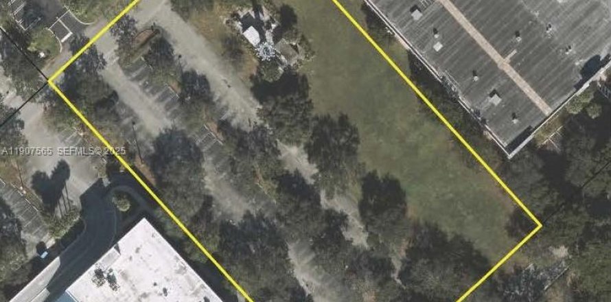 Commercial property in Miami Lakes, Florida № 2082065