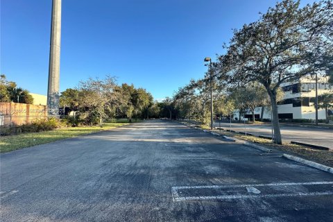 Commercial property in Miami Lakes, Florida № 2082065 - photo 13