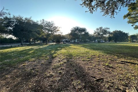 Commercial property in Miami Lakes, Florida № 2082065 - photo 9