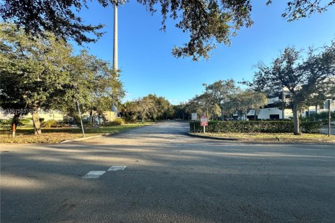 Commercial property in Miami Lakes, Florida № 2082065 - photo 12