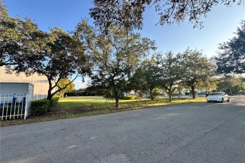 Commercial property in Miami Lakes, Florida № 2082065 - photo 10