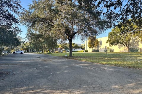 Commercial property in Miami Lakes, Florida № 2082065 - photo 7