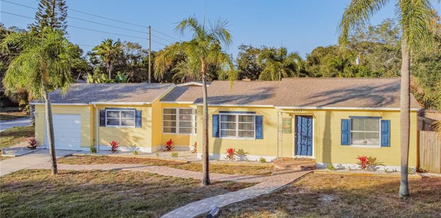 House in Gulfport, Florida 3 bedrooms, 103.31 sq.m. № 1894364