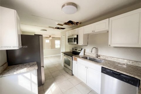 House in Mount Dora, Florida 3 bedrooms № 2044498 - photo 2