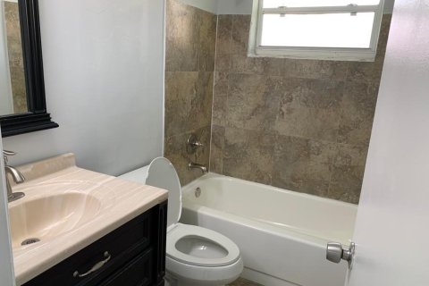 Condo in Miami, Florida, 2 bedrooms  № 2384872 - photo 7