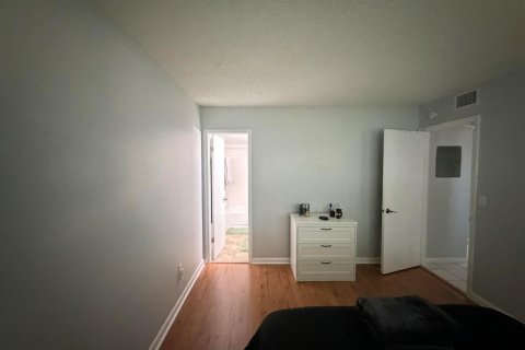 Condo in Miami, Florida, 2 bedrooms  № 2384872 - photo 10