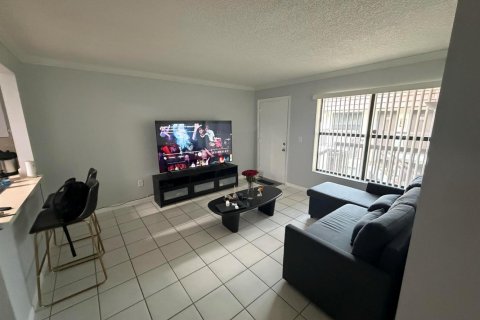 Condo in Miami, Florida, 2 bedrooms  № 2384872 - photo 8