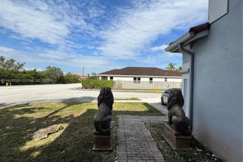 Villa ou maison à vendre à Miami, Floride: 5 chambres, 289.3 m2 № 2004933 - photo 2