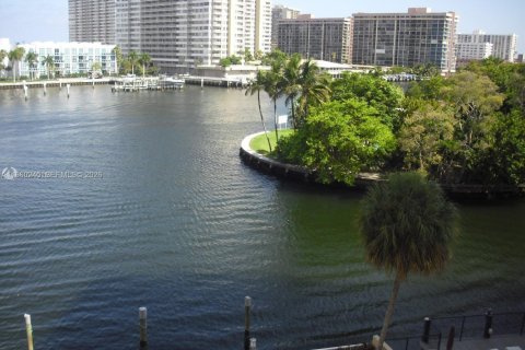 Condo à Hallandale Beach, Floride, 3 chambres  № 2080717