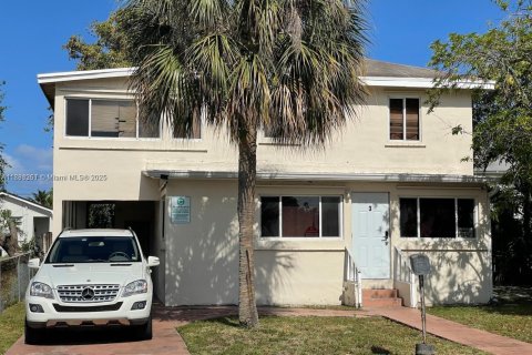 Casa en venta en Dania Beach, Florida, 6 dormitorios, 176.7 m2 № 1942258 - foto 1